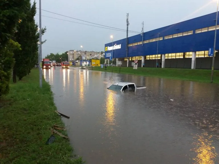 Partizanska - auto pod vodom, policija i vatrogasci na terenu