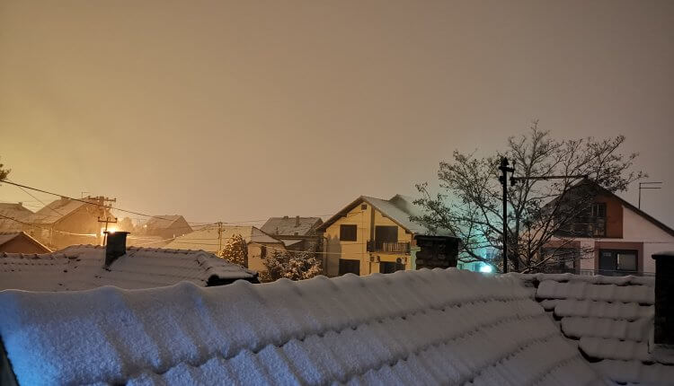 Krovovi u Inđiji pod snegom