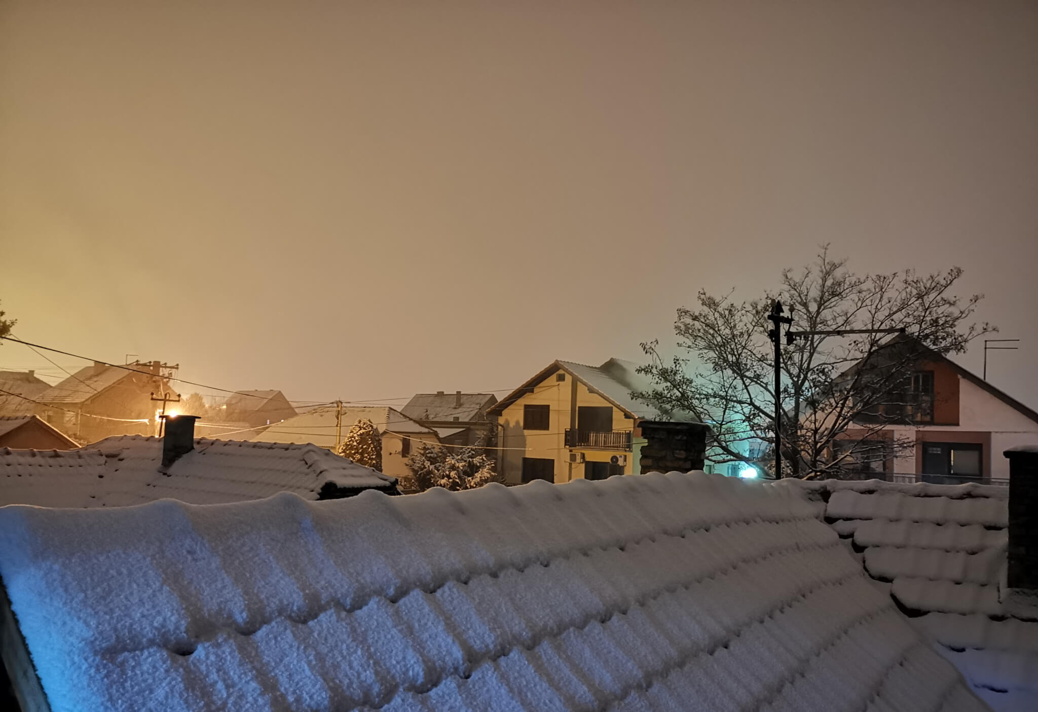 Krovovi u Inđiji pod snegom