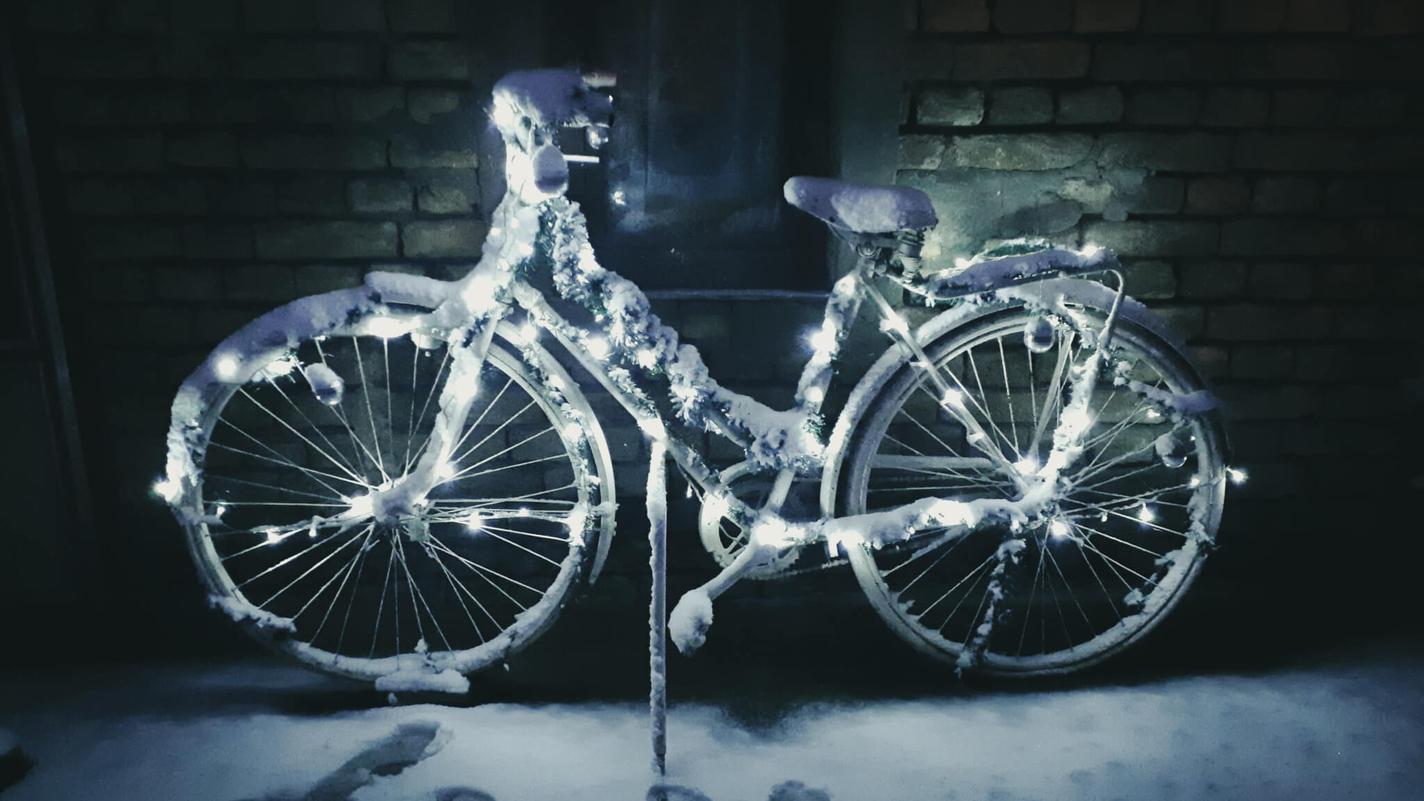 Ukrašen bicikl pod snegom u Turiji