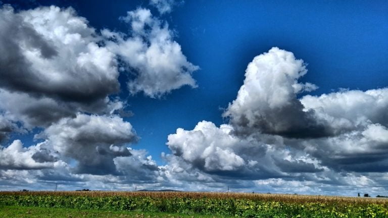 Okolina Maradika i septembarski kumulusi (Foto: Geza Vince)
