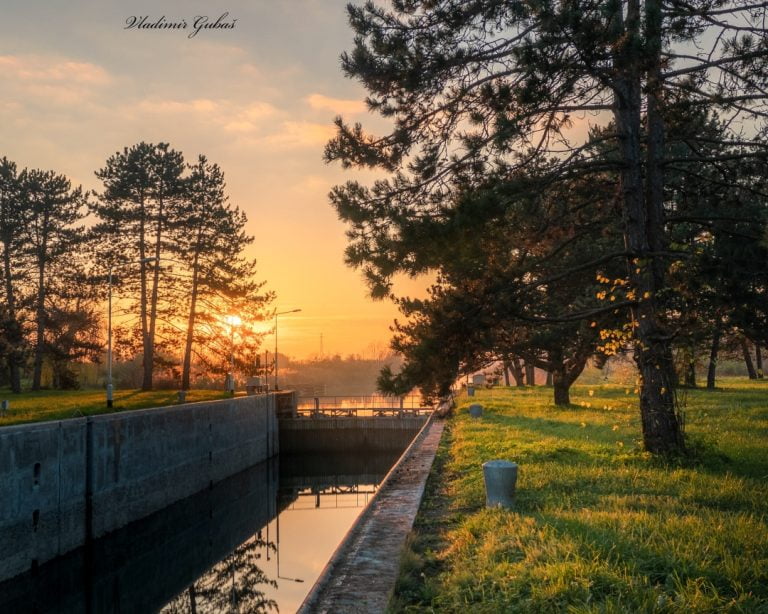 Novembarski zalazak u okolini Kule - neće biti često narednih dana (Foto: Vladimir Gubaš)